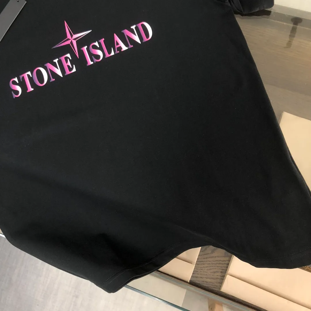P180 Stone Island 2025 latest T-shirt, couple style ~ original order, fashionable and casual short T-shirt, specially made of customized cotton fabric ~ 100% cotton T-shirt ~ pre-washed to prevent deformation and shrinkage problem, more comfortable and breathable on the body ~ all available from stock ~ unique design style, trendy must-have item, complete with three standards 👍 Color: black/white/dark gray Size: S M L XL (larger version Please state your height and weight when placing an order)